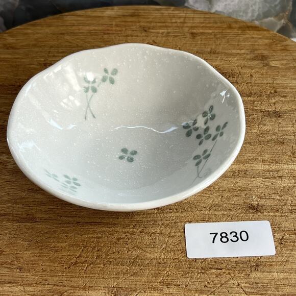 Art Pottery White Ceramic Trinket Dish 5.5" Green Four Leaf Clovers Speckle - Picture 9 of 9